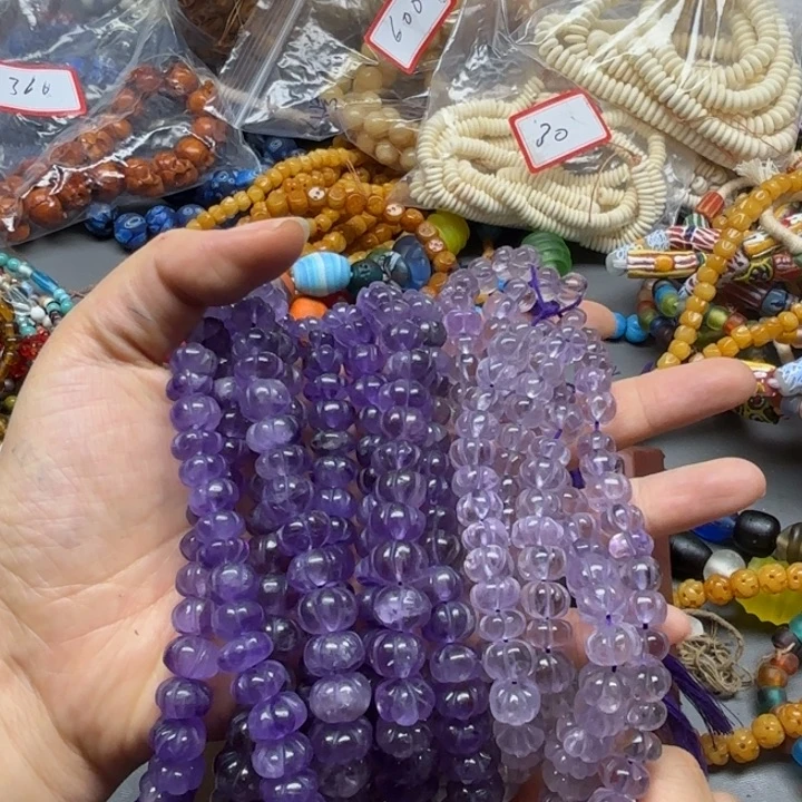 玻璃颈饰一条，喊我选