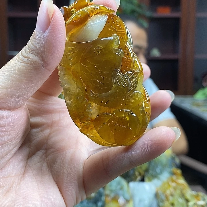 郑****未镶嵌蛇纹石玉颈饰