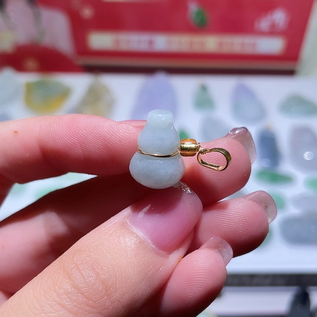 翡翠未镶嵌颈饰？ghhghjjj