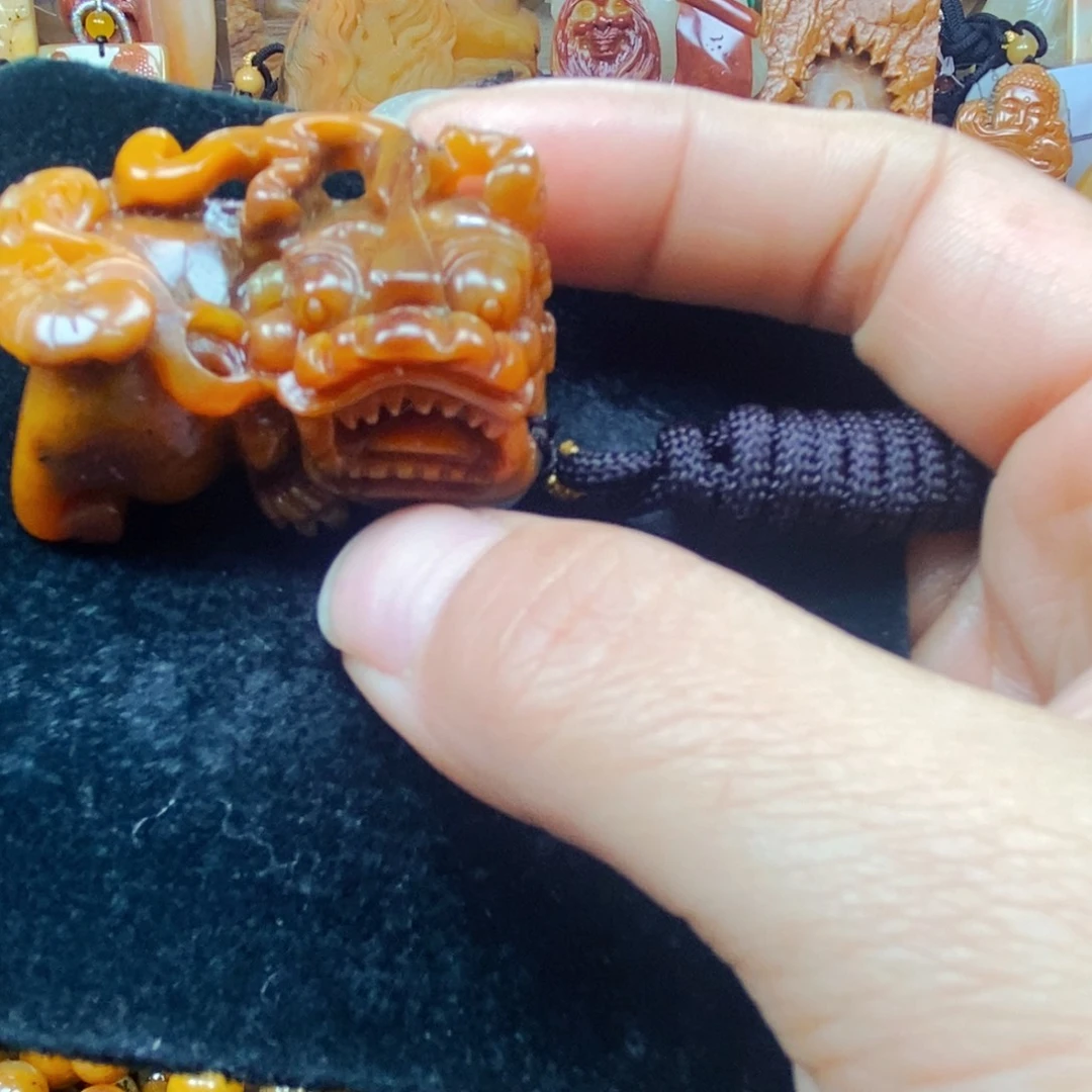 未镶嵌石英质玉（黄龙玉）颈饰