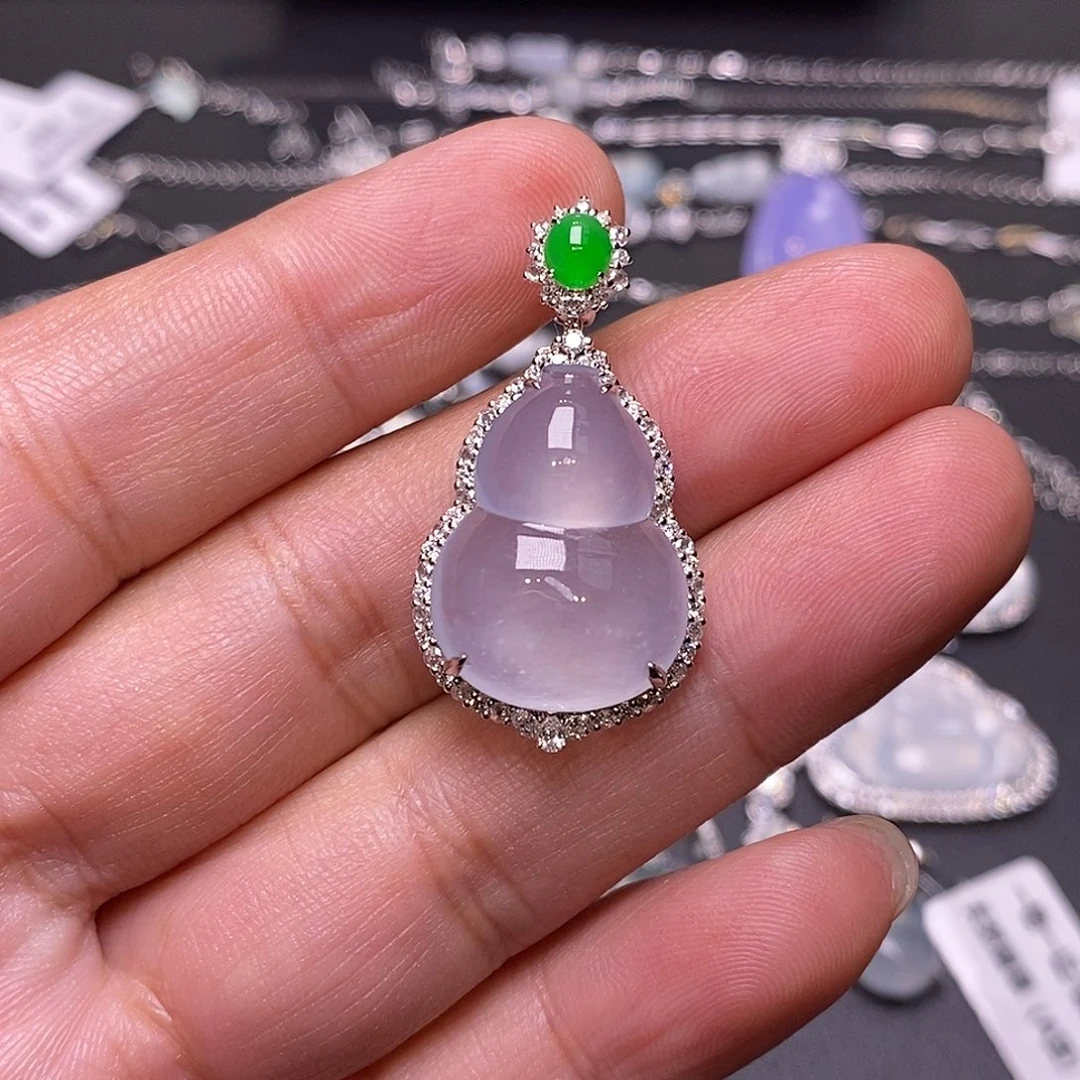 用***2翡翠18K金镶嵌颈饰葫芦