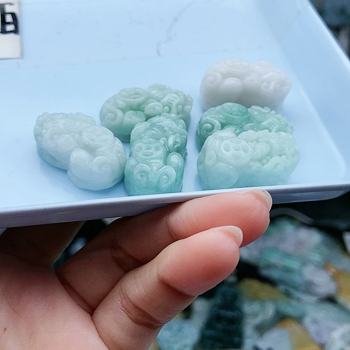 颈饰足铂镶嵌翡翠翡翠