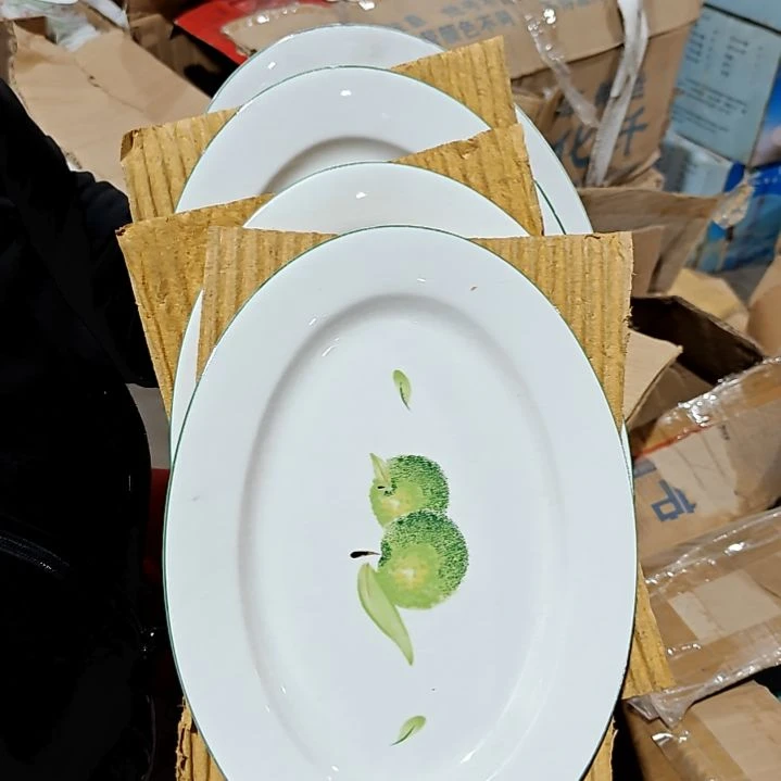 盘子碗茶壶啥都有