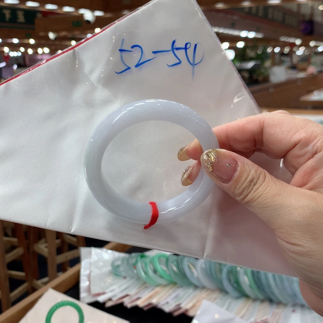 翡翠手镯未镶嵌翡翠