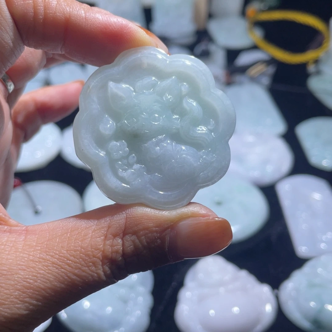 翡翠未镶嵌颈饰狐狸