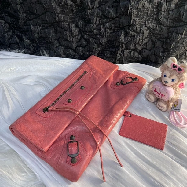 95新 Balenciaga/巴黎世家 巴黎世家粉色油蜡皮机车信封包手拿包