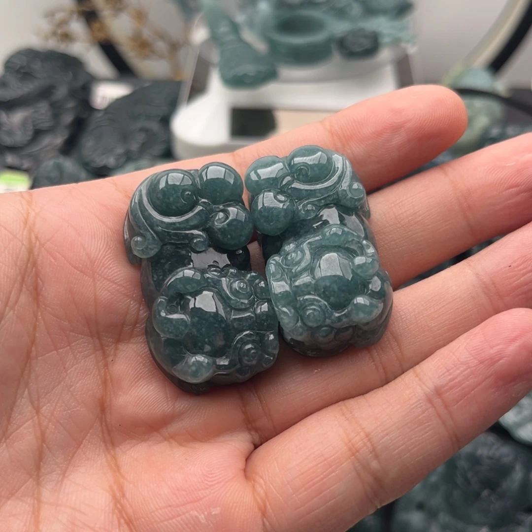 翡翠未镶嵌颈饰貔貅