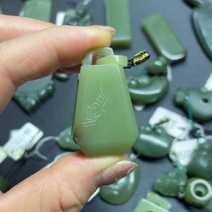 岫岩老玉（透闪石质玉）颈饰未镶嵌