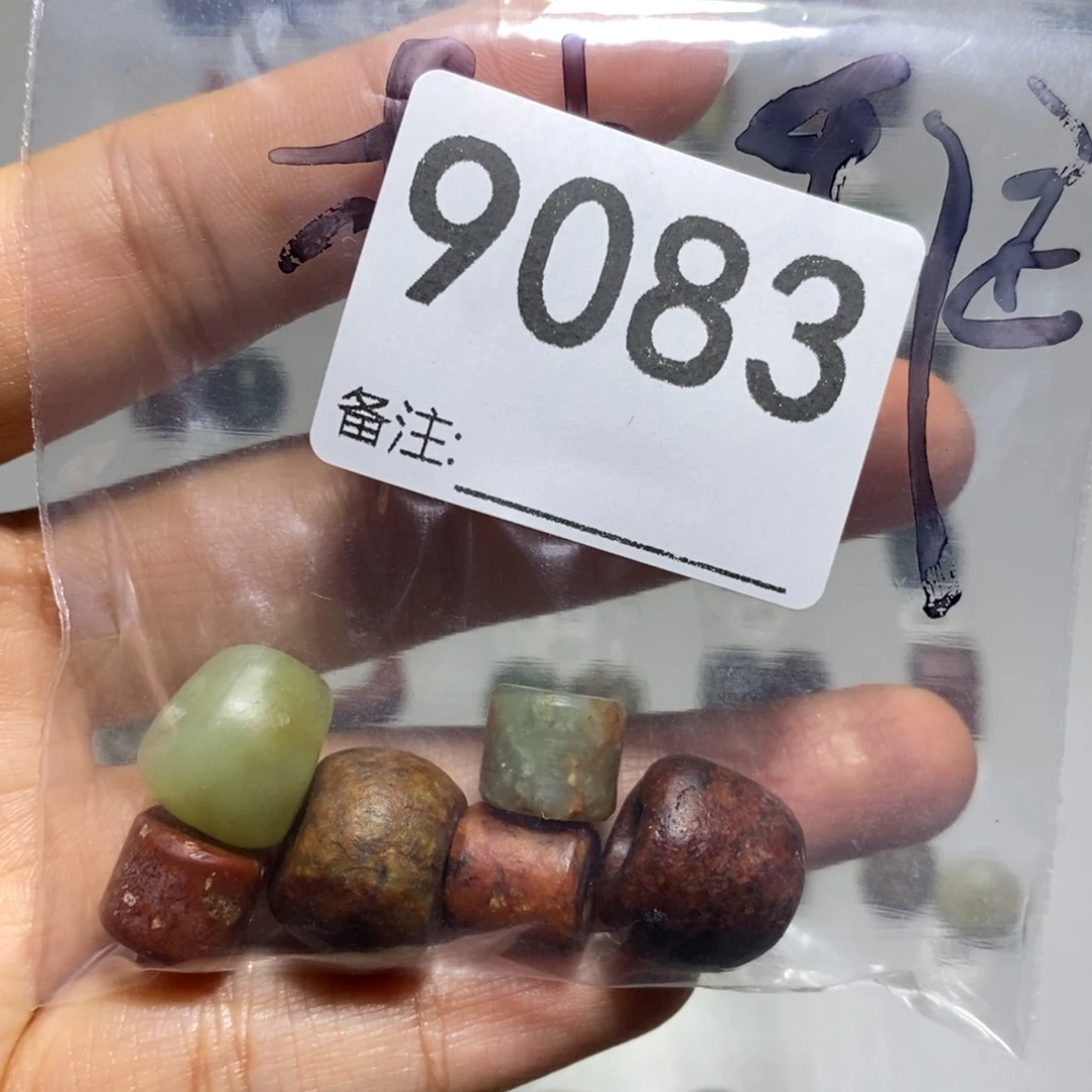 颈饰未镶嵌透闪石质玉⁽****⁾