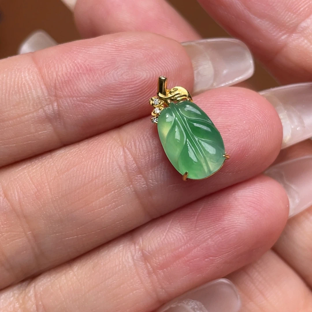 翡翠颈饰22K金镶嵌叶子