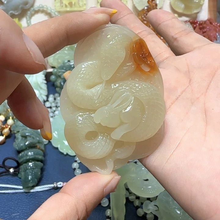 未镶嵌蛇纹石玉吊坠