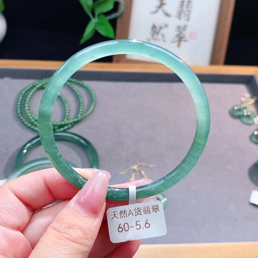 翡翠手镯（圆镯）未镶嵌