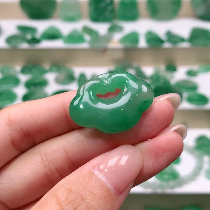 颈饰未镶嵌石英质玉