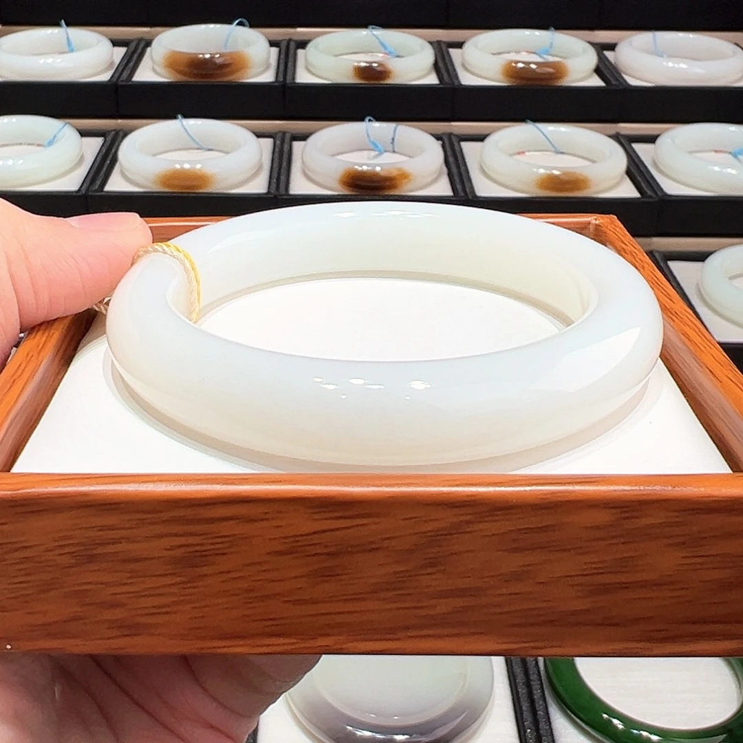 和田玉未镶嵌手镯