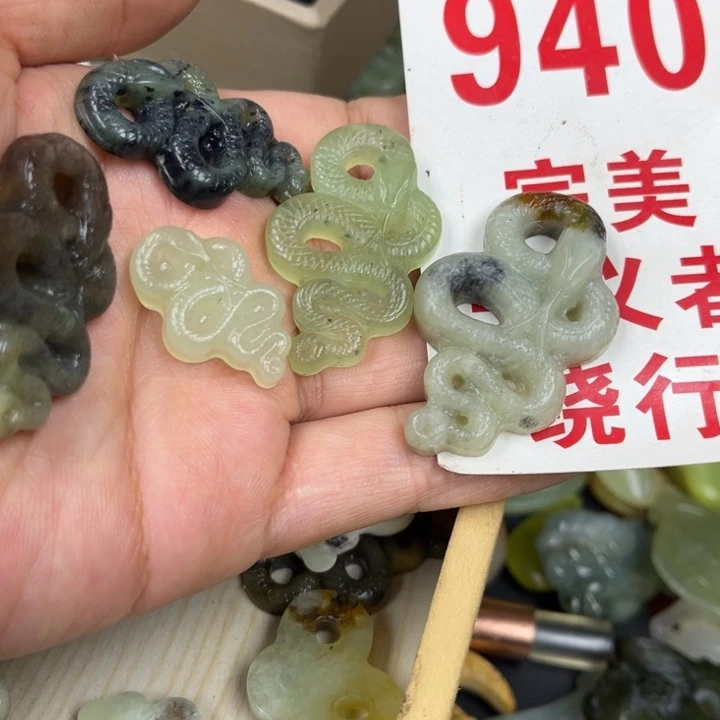 蛇纹石玉足银镀金镶嵌颈饰