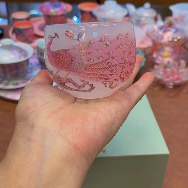 瓷片花花绿绿地开着灯看