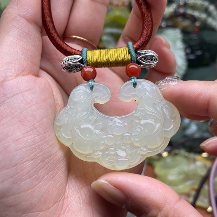 蛇纹石玉吊坠合金