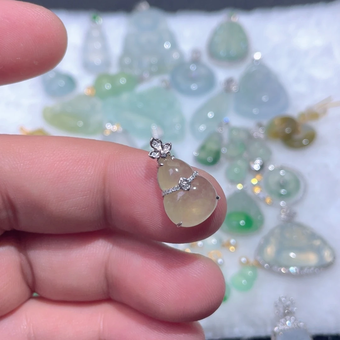 翡翠18K金镶嵌颈饰