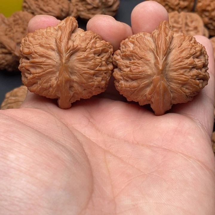 文玩核桃吊坠血麒麟40