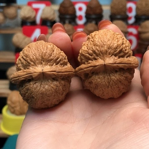 文玩核桃把件笑****！云南铁核桃