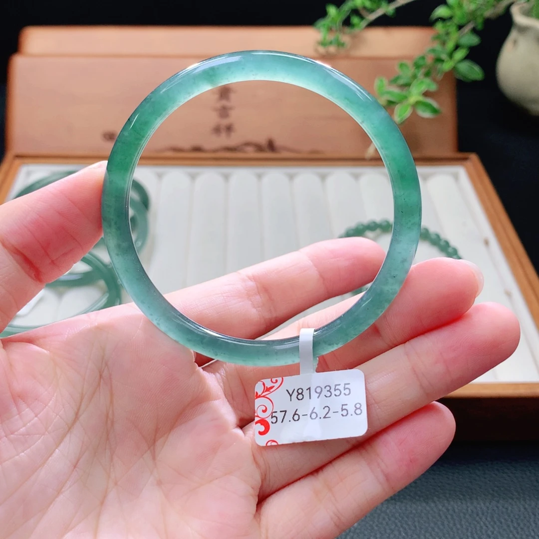 未镶嵌手镯（圆镯）翡翠