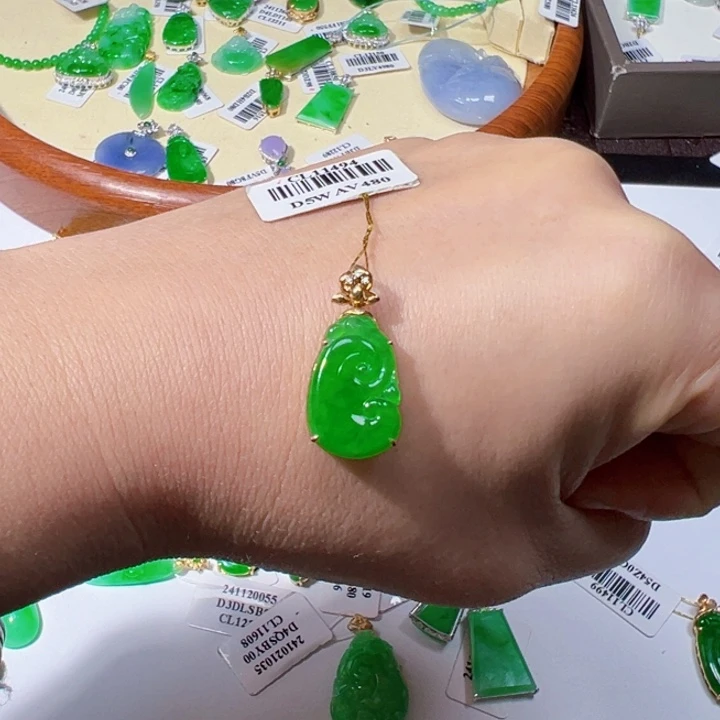 翡翠挂件18K金镶嵌翡翠