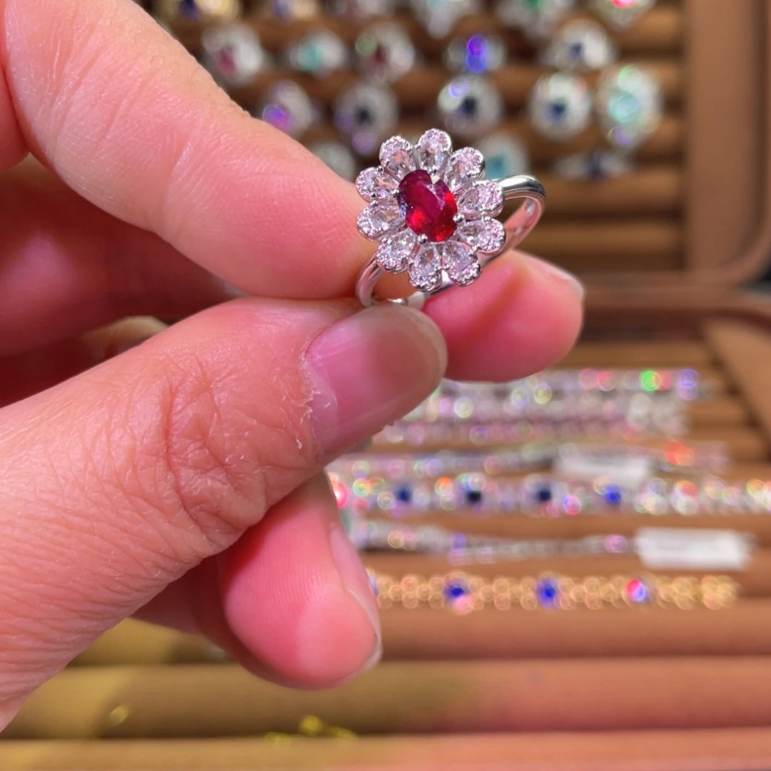 红宝石戒指18K金镶嵌