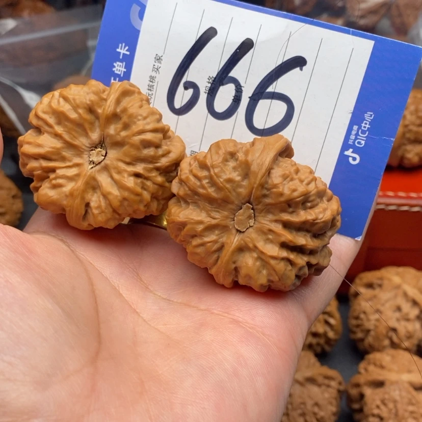 【闪购商品】文玩核桃把件文玩核桃666