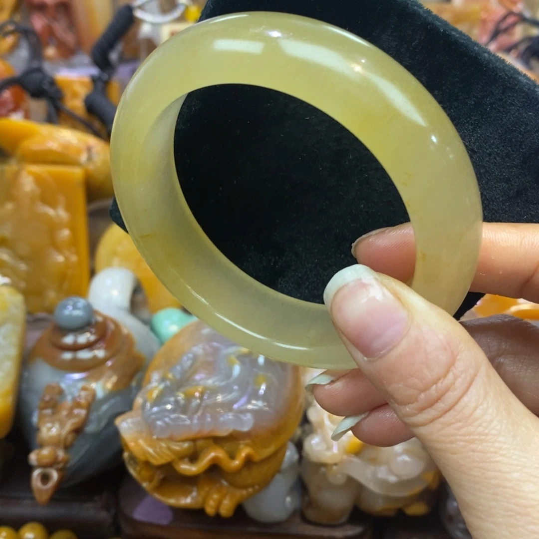 未镶嵌石英质玉（黄龙玉）颈饰