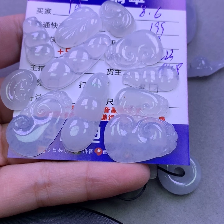 翡翠未镶嵌颈饰月**裳