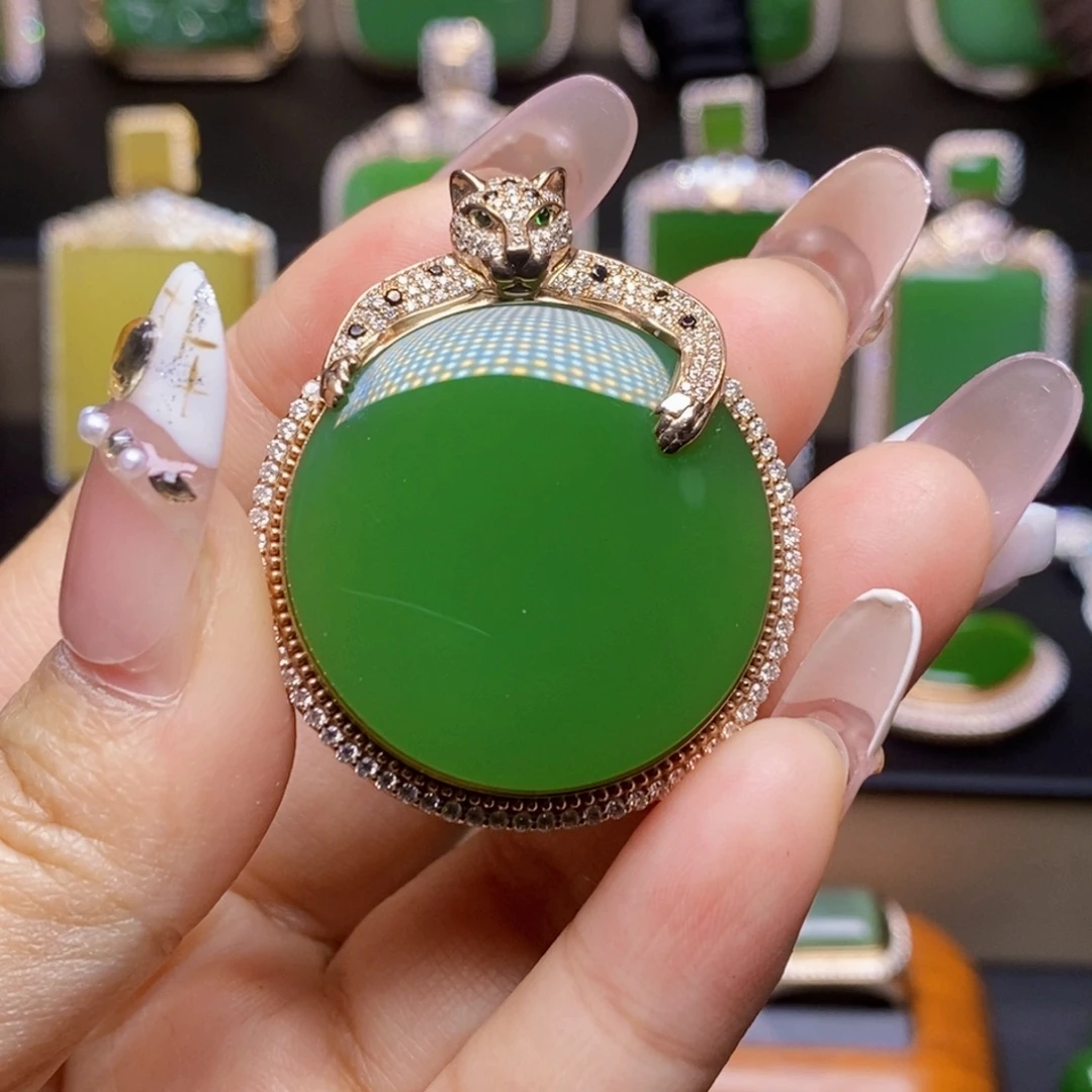 青***号和田玉18K金镶嵌挂件