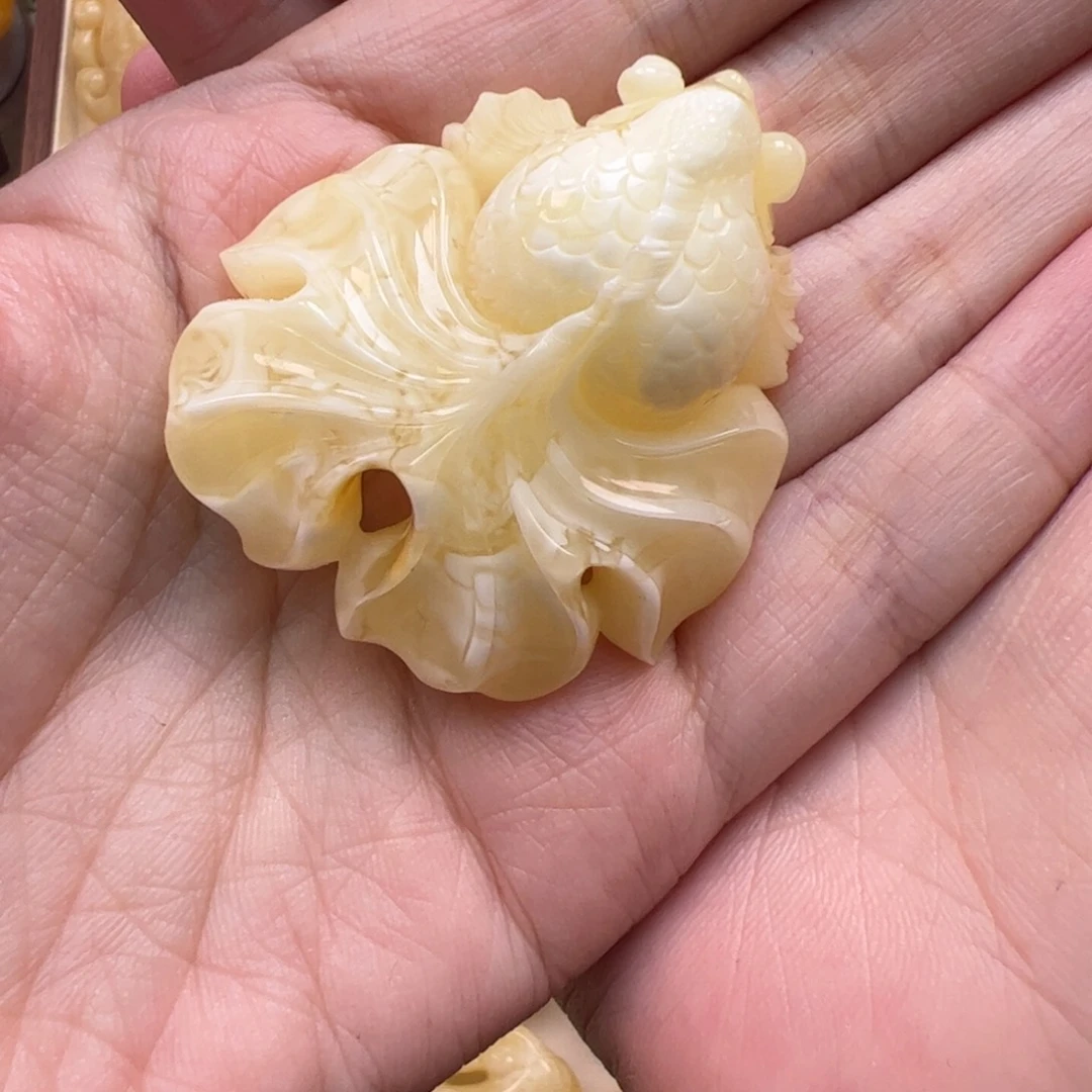 小***妮未镶嵌琥珀裸石蜜蜡