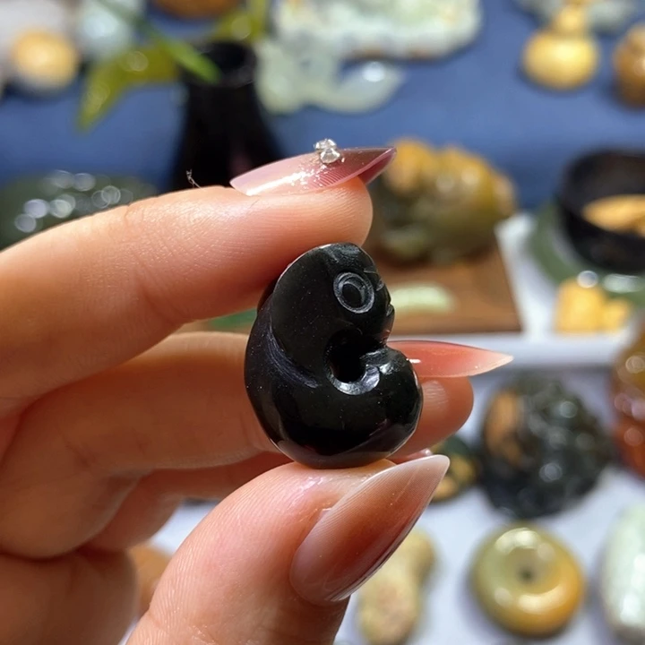 透闪石质玉未镶嵌挂件通孔