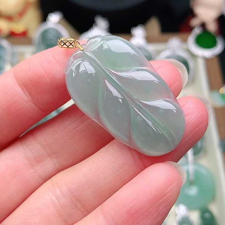 颈饰18K金镶嵌翡翠吊坠