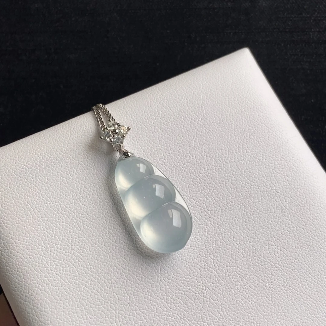 翡翠18K金镶嵌颈饰福豆吊坠