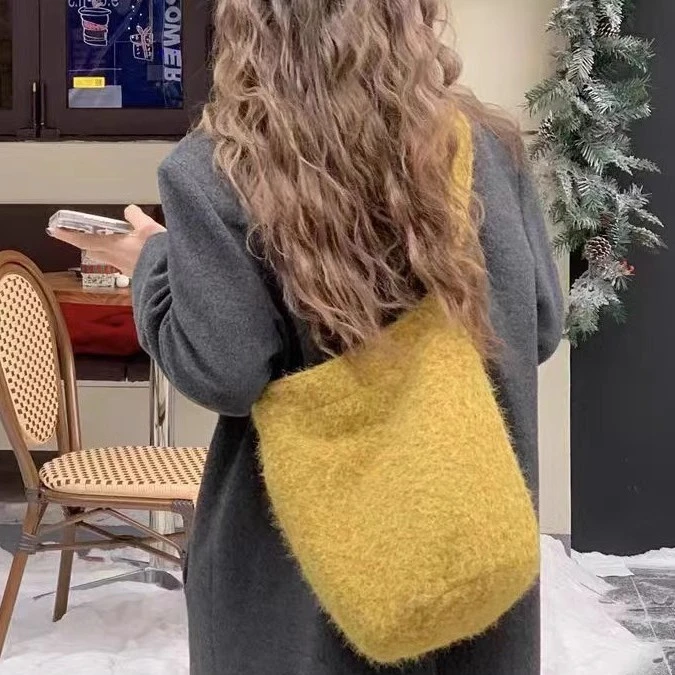 秋冬新款水桶包黄果树单肩斜挎毛毛包大容量百搭通勤毛呢包女包