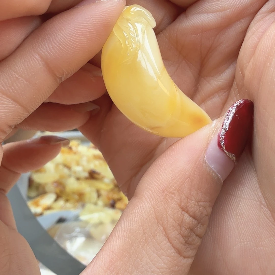 琥珀裸石未镶嵌……