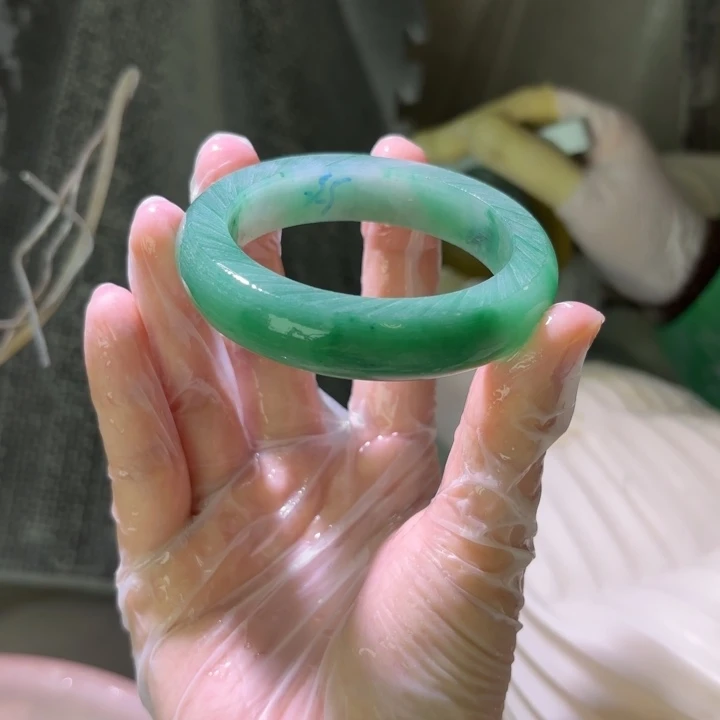 兔****石英质玉（非洲翠）未镶嵌手镯定制