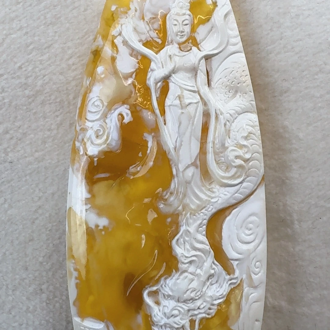 琥珀未镶嵌裸石金漆白雕刻件61x29.5mm