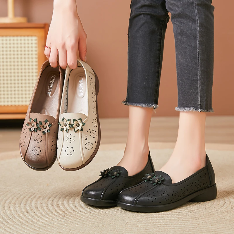 新款中老年母亲软底妈妈鞋夏季透气防滑镂空洞洞鞋凉鞋百搭鞋7581