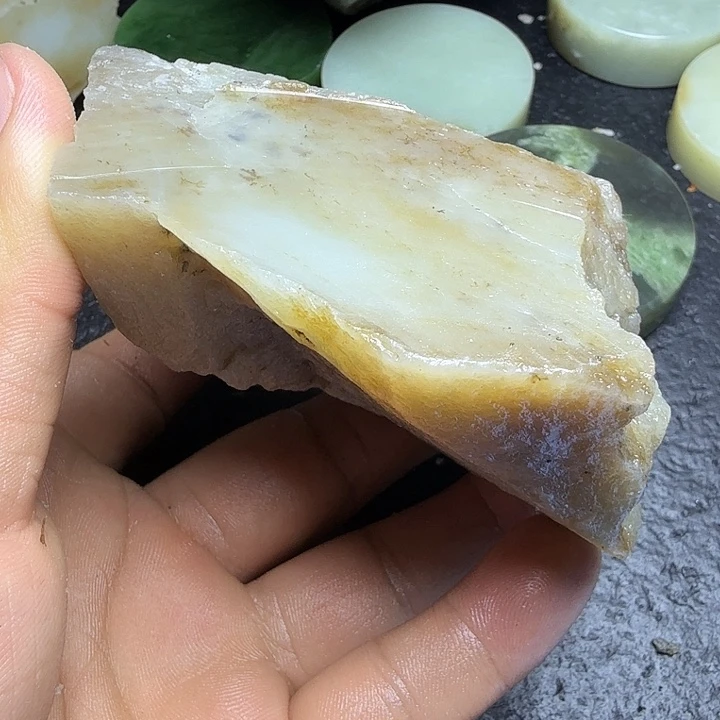 和田玉（糖玉）未镶嵌珠宝奇石
