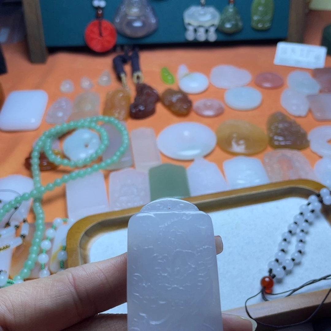 大***原石英质玉（金丝玉）未镶嵌颈饰