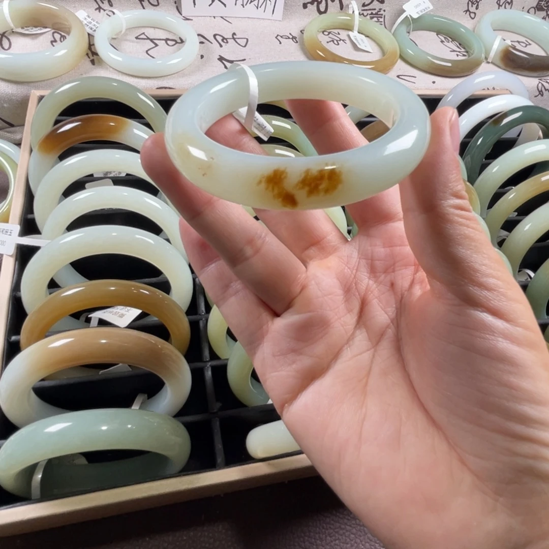 和田玉未镶嵌手镯