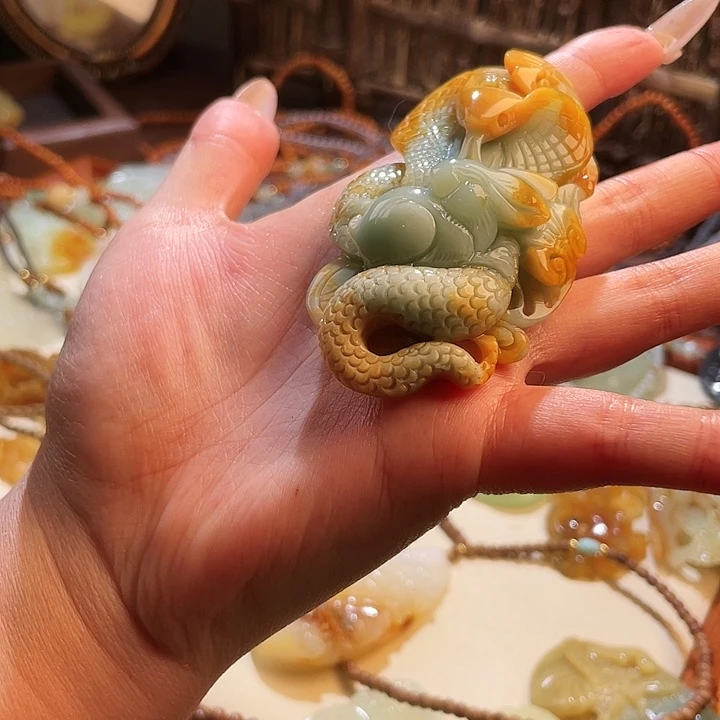 未镶嵌蛇纹石玉颈饰花****?