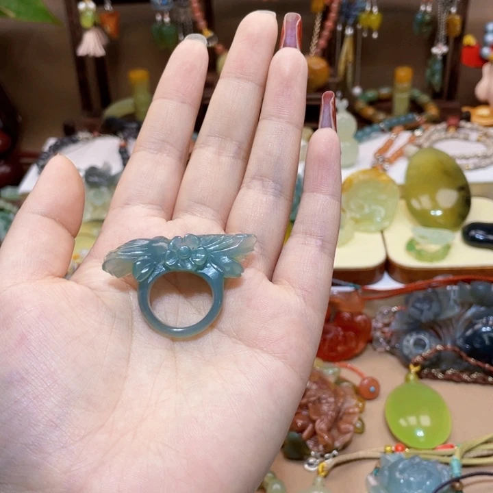 蛇纹石玉颈饰未镶嵌鱼