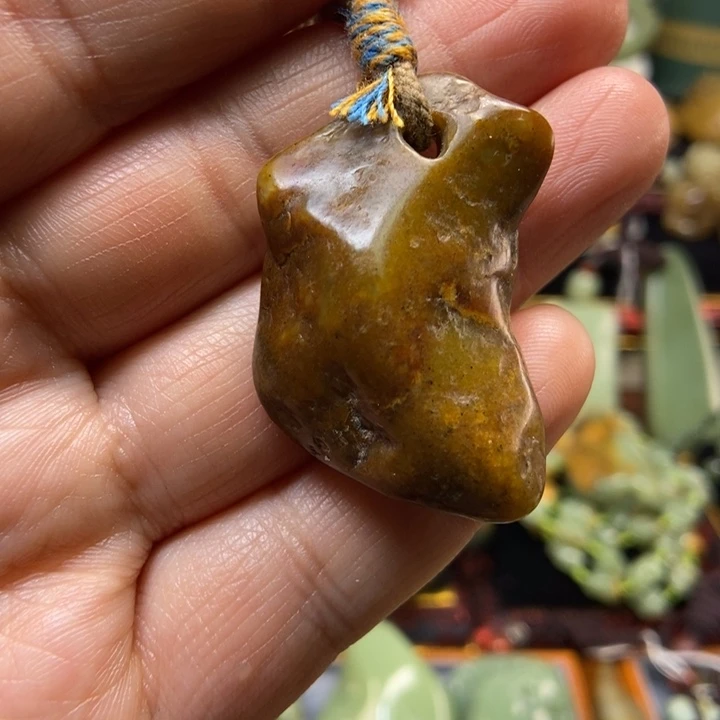 吊坠(赠链)未镶嵌岫岩河磨玉（透闪石质玉）