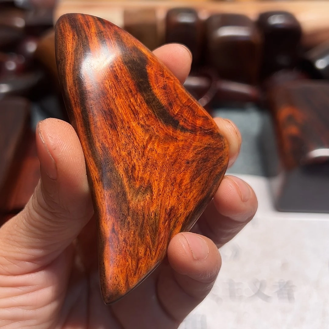 交趾黄檀（大红酸枝）影*