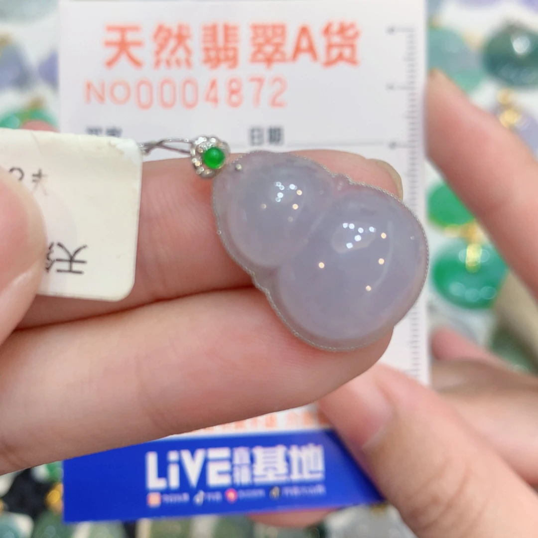 翡翠18K金镶嵌颈饰葫芦