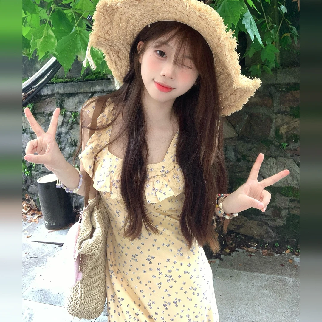 2025新款黄色小飞袖吊带碎花连衣裙女夏季漂亮法式海边度假长裙