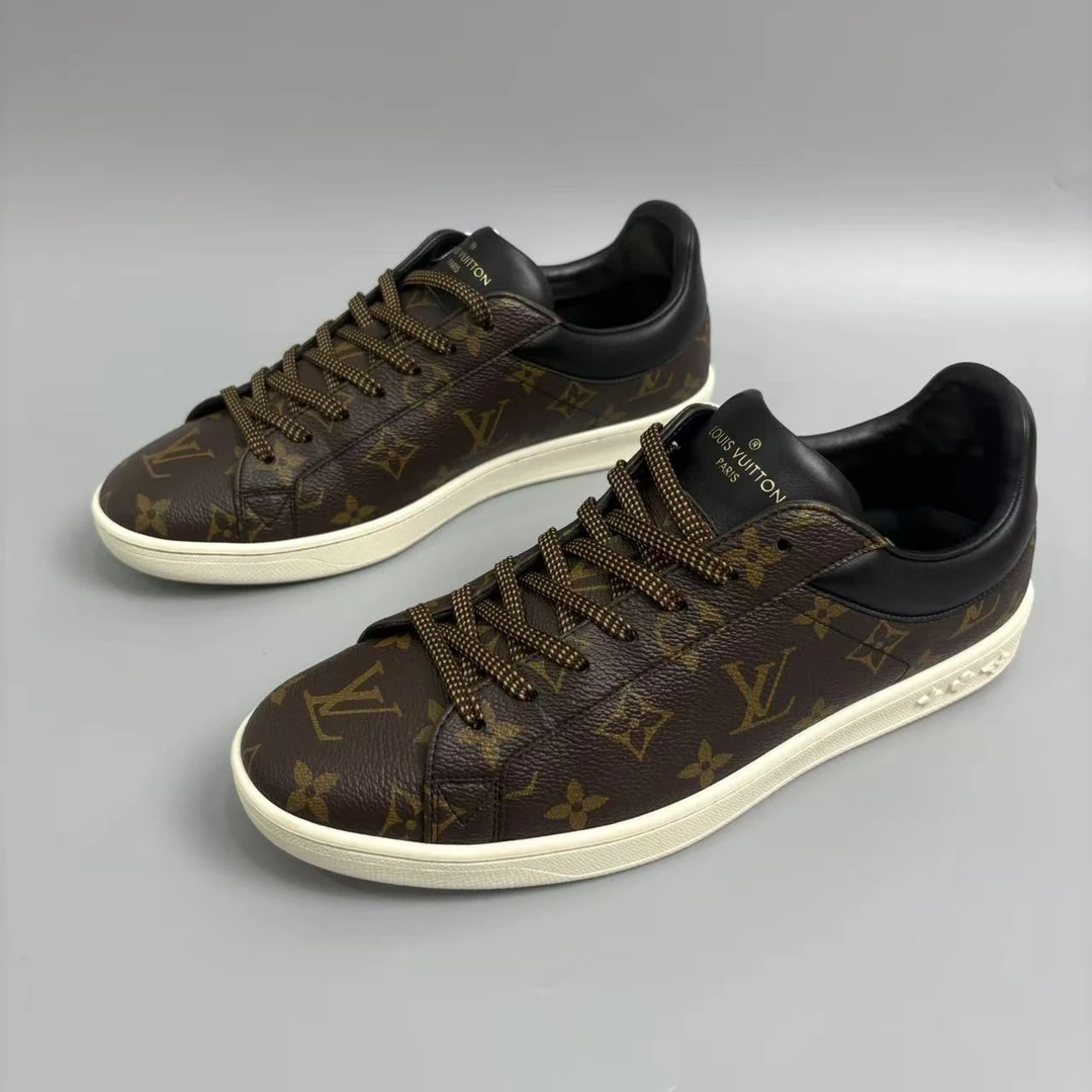 95新 LouisVuitton/路易威登 棕老花满印低帮男士板鞋 40码 jx745